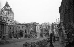 Magyarország, budai Vár, Budapest I., a Királyi Palota (később Budavári Palota) Hunyadi udvara, Mátyás király kút és az Oroszlános kapu., 1945, Fortepan, kút, rom, épületkár, Budapest, háborús kár, Fortepan #5812