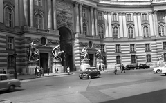 Ausztria, Bécs, Michaelerplatz, Hofburg., 1967, Jankovszky György, barokk-stílus, palota, Volkswagen Bogár, Fortepan #58131