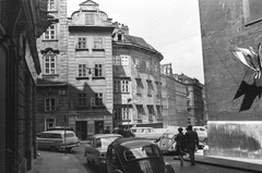 Ausztria, Bécs, a Passauer Platz a Salvatorgasse-ból nézve, balra a Schwertgasse torkolata, jobbra szemben az Am Gestade., 1967, Jankovszky György, Volkswagen Bogár, Fortepan #58141