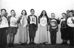 1955, Gombócz Eszter, kid, singing, judaism, play, symbol, yellow star, Hanukkah, Fortepan #58185