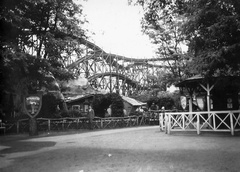 Magyarország, Városliget, Budapest XIV., Angolpark (későbbi Vidámpark). Az 1922-ben épült Hullámvasút / egy időben Amerikai Vasút volt a neve, alatta a Cso-bo-gó / Mesecsónak., 1928, Horváth Lajos, reklám, vidámpark, Sinalco, Budapest, Fortepan #58213