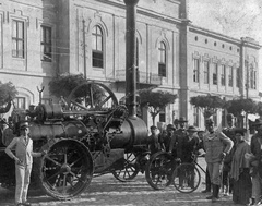 Hungary, Makó, Széchenyi tér 6., Régi Városháza. Előtérben egy Hofherr-Schrantz-Clayton-Shuttleworth tüzesgép., 1910, Horváth Lajos, bicycle, hat, tableau, romanticism, Steam-engine, soldier, medal, chain, traction engine, Fortepan #58225