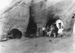 Romania,Transylvania, Cluj-Napoca, Fellegvár, barlanglakások., 1932, Horváth Lajos, family, tableau, tub, cave-dwelling, Fortepan #58227