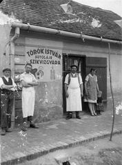 Magyarország, Nagybajom, Török István sütödéje és szikvízgyára., 1934, Juhász Bence, munkás, pék, szódás, szódásüveg, Fortepan #58250