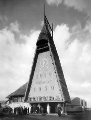 Magyarország, Budapest X., Albertirsai út, a Mezőgazdasági Kiállítás FUTURA pavilonja., 1939, Jurányi Attila, életkép, rendőr, címer, kiállítás, Budapest, Fortepan #58258