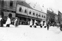 Magyarország, budai Vár, Budapest I., Dísz tér a Honvéd Főparancsnokság felől az Úri utca felé nézve. Szent Jobb körmenet a Szent István-napi ünnepségen., 1938, Kiss Ádám László, Budapest, Fortepan #58266