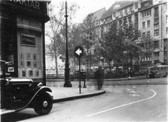 Magyarország, Budapest V., Vörösmarty tér a Deák Ferenc utca felől nézve., 1938, Kiss Ádám László, autóbusz, utcakép, postaláda, automobil, Budapest, Fortepan #58267