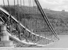 Magyarország, Budapest V., a lerombolt Erzsébet híd pesti hídfője., 1945, Fortepan, háborús kár, hídroncs, Duna, eklektikus építészet, Budapest, függőhíd, Duna-híd, Kherndl Antal-terv, Czekelius Aurél-terv, Fortepan #5829