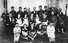 Magyarország, Kunmadaras, amatőr színjátszó kör., 1934, Selmeczi Levente, egyenruha, hangszer, baba, jelmez, zenekar, hegedű, nagybőgő, Fortepan #58290