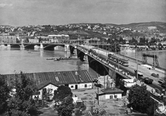 Magyarország, Budapest XIII., a Margit híd a Jászai Mari (Rudolf) tér felől nézve., 1947, Fortepan, hídépítés, Duna, Budapest, Duna-híd, Ernest Goüin-terv, autóbusz, villamos, lovaskocsi, híd, folyó, ház, csónak, teherautó, Fortepan #58300