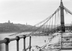 Magyarország, Budapest V., a lerombolt Erzsébet híd pesti hídfője, háttérben a budai Vár., 1945, Fortepan, háborús kár, látkép, hídroncs, hídfő, Duna, eklektikus építészet, Budapest, függőhíd, Duna-híd, Kherndl Antal-terv, Czekelius Aurél-terv, Fortepan #5831