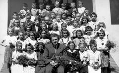 Hungary, Hajdúnánás, alsótagozatos iskolai csoportkép. Az osztályfőnök Draviczky Imre helytörténész, néprajzkutató., 1955, Nagy Zoltán, school, class photo, ribbon, bouquet, teacher, Fortepan #58317