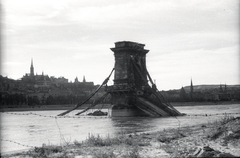 Magyarország, Budapest, a lerombolt Széchenyi Lánchíd, háttérben a Mátyás-templom és a Halászbástya., 1945, Fortepan, híd, háborús kár, látkép, hídroncs, Duna, függőhíd, William Tierney Clark-terv, Fortepan #5833