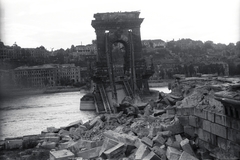 Magyarország, Budapest V.,Budapest I., a lerombolt Széchenyi Lánchíd pesti hídfője, háttérben balra fent a romos Királyi Palota (később Budavári Palota)., 1945, Fortepan, híd, látkép, hídroncs, Duna, Budapest, függőhíd, William Tierney Clark-terv, Fortepan #5835