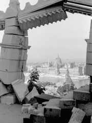 Hungary, Halászbástya, Budapest I., kilátás a Parlament irányába., 1945, Fortepan, Kossuth-bridge, picture, ruins, Frigyes Schulek-design, Imre Steindl-design, parliament, Neo-Gothic-style, Danube, eclectic architecture, Budapest, Fortepan #5836