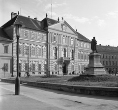 Hungary, Szombathely, Berzsenyi Dániel tér, a Megyeháza épülete, előtte Berzsenyi Dániel szobra (Kiss György, 1896.), 1963, Nagy Gyula, public building, Dániel Berzsenyi-portrayal, Fortepan #58407