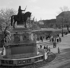 Magyarország, budai Vár, Budapest I., Szentháromság tér, Szent István szobra (Stróbl Alajos, 1906.)., 1961, Nagy Gyula, lovas szobor, Szent István-ábrázolás, Budapest, Fortepan #58411