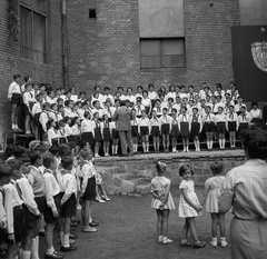 Magyarország, Budapest V., Papnövelde (Eötvös Loránd) utca 4-6. ELTE Apáczai Csere János Gyakorló Általános Iskola és Gimnázium, ünnepség az udvaron., 1961, Nagy Gyula, Budapest, Fortepan #58429