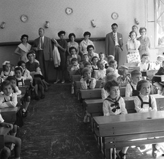 Hungary, Budapest V., Papnövelde (Eötvös Loránd) utca 4-6. ELTE Apáczai Csere János Gyakorló Általános Iskola és Gimnázium., 1962, Nagy Gyula, classroom, kids, interior, school desk, Budapest, Fortepan #58441