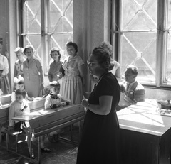 Hungary, Budapest V., Papnövelde (Eötvös Loránd) utca 4-6. ELTE Apáczai Csere János Gyakorló Általános Iskola és Gimnázium., 1962, Nagy Gyula, classroom, desk, interior, school desk, Budapest, Fortepan #58442