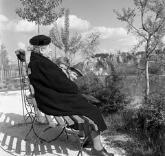 Hungary, Veszprém, a vidámpark csónakázótava., 1962, Nagy Gyula, hat, lake, smile, spring, kids, bench, shadow, gesture, old person, generations, Fortepan #58451