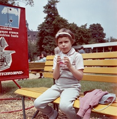 Hungary, Budapest XIV., 1962, Nagy Gyula, colorful, Budapest, multilingual sign, drinking straw, Fortepan #58458