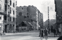 Magyarország, Budapest II., Margit körút a Rómer Flóris (Zárda) utcától a Horvát utca felé nézve, balra a Fekete Sas (Pálffy) utca torkolata., 1945, Fortepan, cégtábla, rom, telefonfülke, épületkár, Budapest, villanyoszlop, járókelő, Fortepan #5847