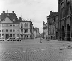 Germany, Stralsund, Alter Markt, jobbra a Városháza, szemben a Semlowerstrasse torkolata., 1962, Nagy Gyula, GDR, public building, automobile, Brick Gothic, pointed arch, Fortepan #58470