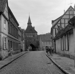 Germany, Stralsund, Heilgeiststrasse, szemben a Kütertor., 1962, Nagy Gyula, GDR, gate tower, pointed arch, German Timber Framing, Fortepan #58471