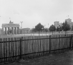 Germany, Berlin, Kelet-Berlin, a Brandenburgi kapu és a Reichstag az Unter den Linden felől nézve., 1962, Nagy Gyula, monument, Renaissance Revival, GDR, public building, parliament, Berlin Wall, East-Berlin, West Berlin, Neoclassical architecture, Carl Gotthard Langhans-design, Paul Wallot-design, Fortepan #58476