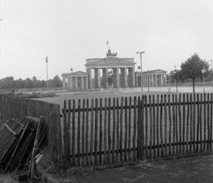 Germany, Berlin, Kelet-Berlin, Brandenburgi kapu., 1962, Nagy Gyula, monument, GDR, fence, Berlin Wall, East-Berlin, West Berlin, Neoclassical architecture, Carl Gotthard Langhans-design, Fortepan #58477