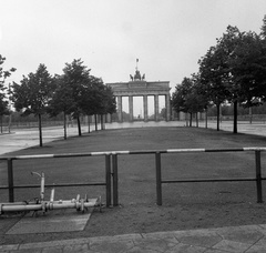 Germany, Berlin, Kelet-Berlin, a Brandenburgi kapu az Unter den Linden felől nézve., 1962, Nagy Gyula, monument, GDR, Berlin Wall, East-Berlin, Neoclassical architecture, Carl Gotthard Langhans-design, Fortepan #58479