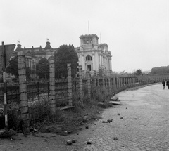 Germany, Berlin, Kelet-Berlin, Schiffbauerdamm, a Spree folyó túlparján, a nyugat-berlini oldalon, a Reichstag., 1962, Nagy Gyula, Renaissance Revival, GDR, fence, public building, parliament, Berlin Wall, East-Berlin, West Berlin, Paul Wallot-design, barb wire, Fortepan #58480