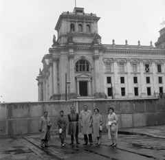 Germany, Berlin, Kelet-Berlin, a berlini fal nyugati oldalán a Reichstag épülete., 1962, Nagy Gyula, war damage, tableau, Renaissance Revival, GDR, raincoat, damaged building, public building, parliament, Berlin Wall, East-Berlin, West Berlin, Paul Wallot-design, Fortepan #58481