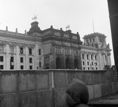 Germany, Berlin, Kelet-Berlin, Friedrich-Ebert-Platz (ekkor Clara-Zetkin-Strasse torkolata a berlini falnál), a túloldalon a Reichstag., 1962, Nagy Gyula, Renaissance Revival, GDR, damaged building, public building, parliament, Berlin Wall, East-Berlin, West Berlin, Paul Wallot-design, Fortepan #58482