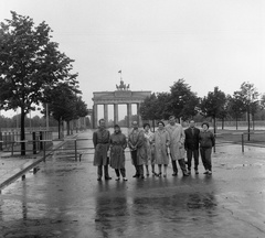 Germany, Berlin, Kelet-Berlin, Unter den Linden, háttérben a Brandenburgi kapu., 1962, Nagy Gyula, monument, tableau, puddle, GDR, raincoat, Berlin Wall, East-Berlin, Neoclassical architecture, Carl Gotthard Langhans-design, Fortepan #58485