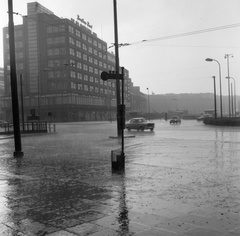 Germany, Berlin, Kelet-Berlin, Alexanderplatz, Berolinahaus., 1962, Nagy Gyula, GDR, automobile, rain, East-Berlin, modern architecture, Peter Behrens-design, Fortepan #58486