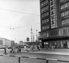 Germany, Berlin, Kelet-Berlin, Alexanderplatz az Alexanderhaus előtt, háttérben a Karl Marx Allee., 1962, Nagy Gyula, GDR, East-Berlin, modern architecture, Peter Behrens-design, Fortepan #58498