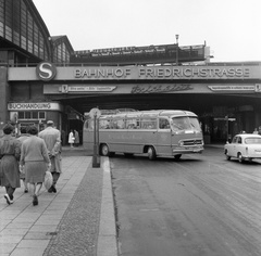 Germany, Berlin, Kelet-Berlin, Friedrichstrasse pályaudvar., 1962, Nagy Gyula, bus, Mercedes-brand, GDR, train station, automobile, East-Berlin, Carl Theodor Brodführer-design, Fortepan #58499