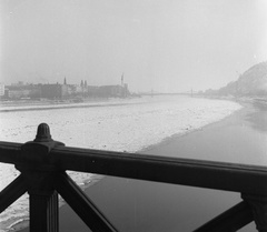 Hungary, Budapest, a jeges Duna a Széchenyi Lánchídról nézve. Távolban az épülő Erzsébet híd és a Szabadság híd., 1963, Nagy Gyula, Danube, Duna-bridge, János Feketeházy-design, Fortepan #58521