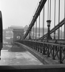 Hungary, Budapest V., Széchenyi Lánchíd a pesti hídfőtől nézve., 1963, Nagy Gyula, Budapest, suspension bridge, William Tierney Clark-design, Fortepan #58522