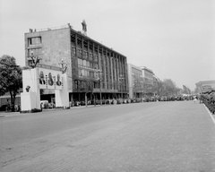 Magyarország, Budapest XIV.,Budapest VI., Ötvenhatosok tere (Felvonulási tér), május 1-i felvonulás. Balra a MÉMOSZ (Magyarországi Építőipari Munkások Országos Szövetsége) székház., 1964, Nagy Gyula, Lenin-ábrázolás, munkásőr, május 1, középület, Karl Marx-ábrázolás, Budapest, Szrogh György-terv, Gádoros Lajos-terv, Perényi Imre-terv, Preisich Gábor-terv, Fortepan #58530