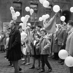 Magyarország, Budapest VII., Dembinszky utca 45., május 1-i felvonulók., 1964, Nagy Gyula, léggömb, május 1, Budapest, Fortepan #58532