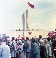 Magyarország, Budapest XIV., Ötvenhatosok tere (Felvonulási tér), május 1-i felvonulás, háttérben a dísztribün., 1964, Nagy Gyula, színes, zászló, május 1, tribün, vörös csillag, Budapest, Fortepan #58533