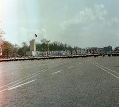 Magyarország, Budapest XIV., Ötvenhatosok tere (Felvonulási tér), május 1-i felvonulás, balra a dísztribün., 1964, Nagy Gyula, színes, felvonulás, május 1, Budapest, Fortepan #58535