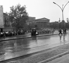 Magyarország, Budapest VI., az Andrássy út (Népköztársaság útja) torkolata a Hősök terénél., 1960, Nagy Gyula, utcakép, életkép, várakozás, buszmegálló, lámpaoszlop, hangszóró, pavilon, utas, Budapest, Fortepan #58538