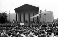 Magyarország, Budapest XIV., Hősök tere 1989. június 16-án, az 56-os hősök újratemetésekor., 1989, tm, tömeg, politika, politikai dekoráció, Budapest, 1956-utóélet, rendszerváltás, Fortepan #5854