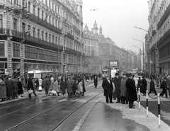 Magyarország, Budapest V., Szabad sajtó út a Március 15. tér felől nézve., 1964, Nagy Gyula, autóbusz, villamos, Ikarus 60 csuklós, villamosmegálló, Budapest, viszonylatszám, Fortepan #58543