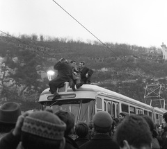 Magyarország, Budapest I., Erzsébet híd budai hídfő, 68-as villamos a híd avatásakor., 1964, Nagy Gyula, tömeg, villamos, FVV CSM-2/CSM-4, Budapest, autón ülni, Fortepan #58551