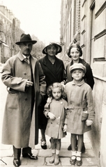 Hungary, Budapest VIII., Mária utca az Üllői út felől nézve, balra a Szemészeti Klinika., 1935, Zsilinszky Sándor, Budapest, family, hat, coat, Fortepan #58691